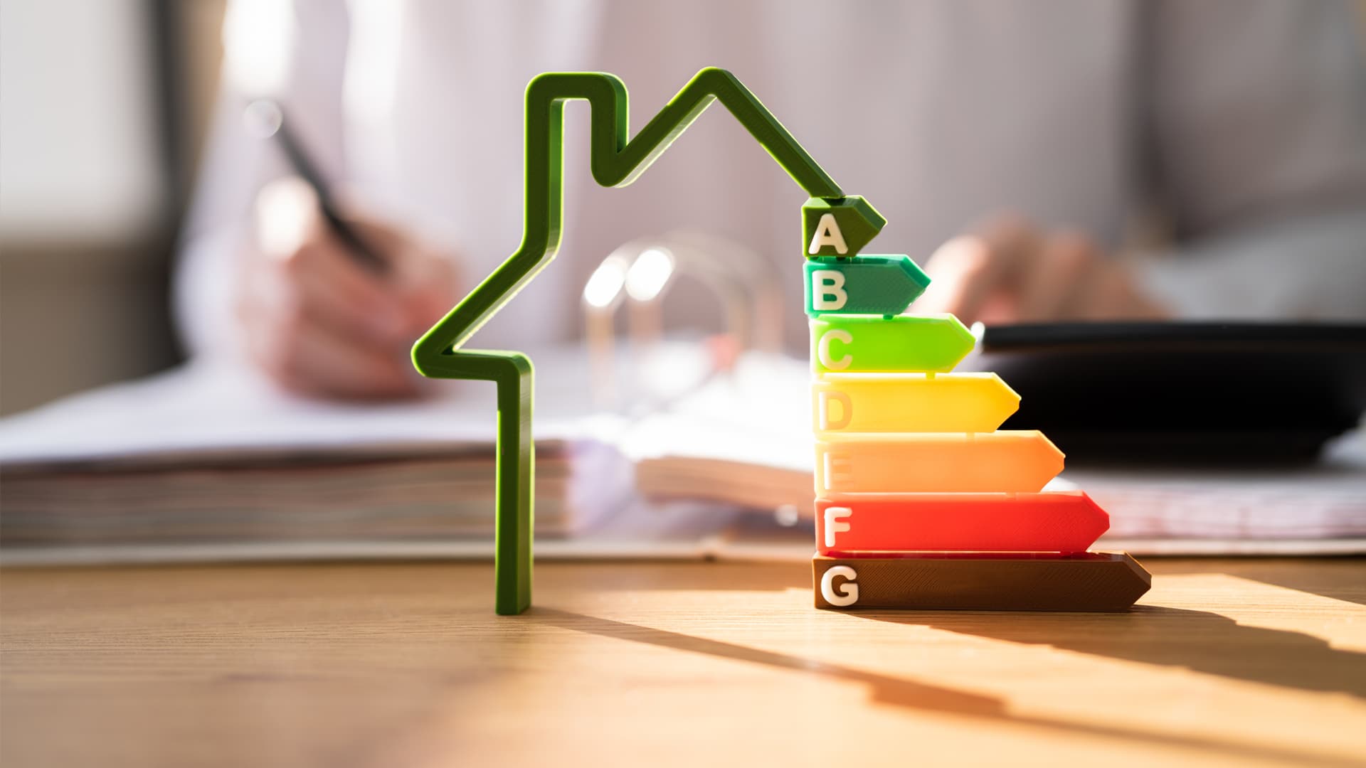 Świadectwo charakterystyki energetycznej określa zapotrzebowanie budynku lub lokalu na energię potrzebną m.in. do ogrzewania, przygotowania ciepłej wody, wentylacji i chłodzenia.